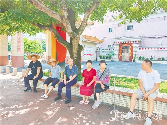 梁榮根（左三）與群眾交流。