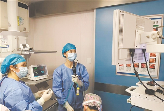 醫(yī)護人員為患兒完成支氣管鏡檢查和肺泡灌洗操作。