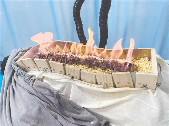 在后背膀胱經(jīng)艾灸，能疏通經(jīng)絡(luò)、排出寒濕。