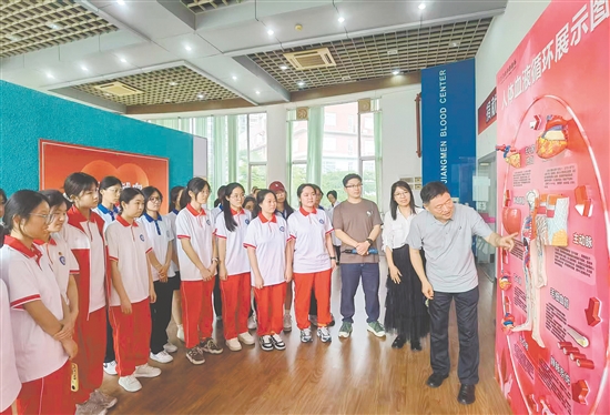 市民參觀江門(mén)市無(wú)償獻(xiàn)血教育基地。