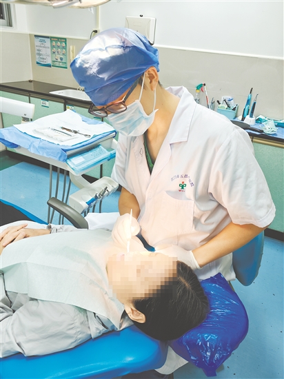 牙周炎發(fā)病比較隱蔽，但病變會深入牙齦深處。