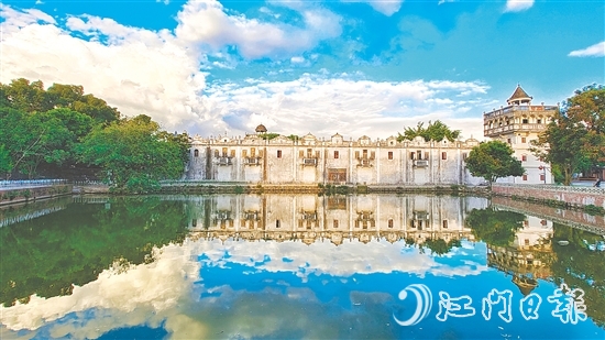 強(qiáng)亞村提升人居環(huán)境，扎實(shí)推進(jìn)農(nóng)村廁所、生活污水和垃圾治理“三大革命”，開展綠美鄉(xiāng)村建設(shè)。