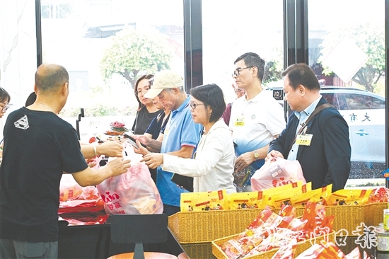 澳門鄉(xiāng)親排隊(duì)買家鄉(xiāng)特色糖果當(dāng)手信。