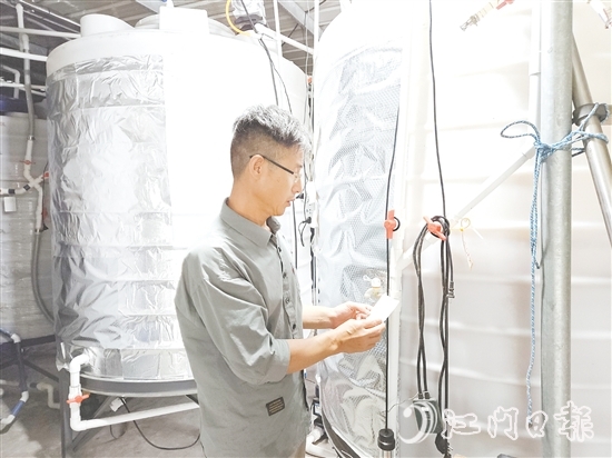 李新在培育工作室檢查發(fā)酵罐。