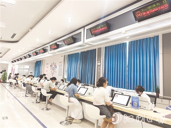 鶴山市推出“水電氣網(wǎng)聯(lián)合報(bào)裝一件事”服務(wù)，在受理環(huán)節(jié)，通過(guò)線下設(shè)置“一件事”專窗，為群眾提供全流程導(dǎo)辦服務(wù)，徹底告別“多頭跑、重復(fù)跑”。