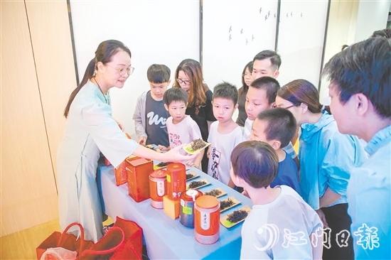 在鶴山市文化館非遺傳習(xí)廳，講師為親子家庭詳細(xì)講解鶴山紅茶的悠久歷史和制作工藝。