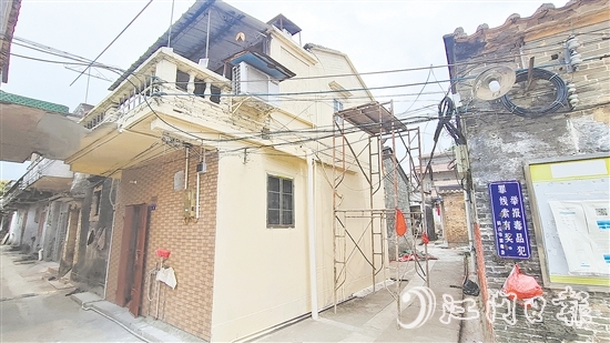 麥老兵居住的房屋煥然一新，外墻更換為暖色調(diào)“衣服”，顯得格外溫馨。