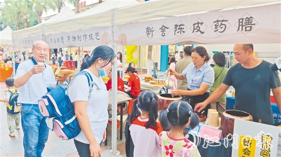 市民、游客現(xiàn)場(chǎng)“打卡”《三餐四季》同款新會(huì)陳皮藥膳美食。