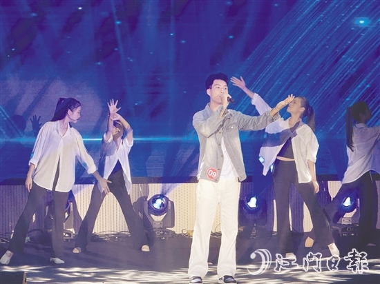 選手們用動人的歌聲展現(xiàn)青春風采。