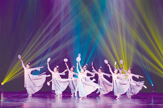 古典舞盡顯優(yōu)雅。