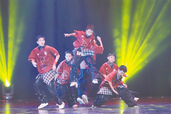 街舞表演十分炫酷。