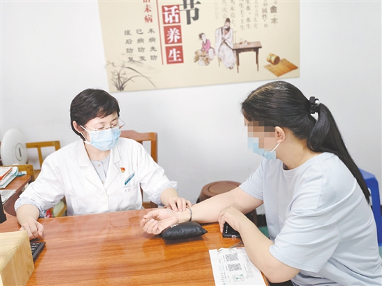 醫(yī)生對(duì)患者進(jìn)行檢查。