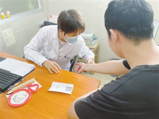 一旦發(fā)現(xiàn)皮膚有問(wèn)題，應(yīng)盡早就醫(yī)。