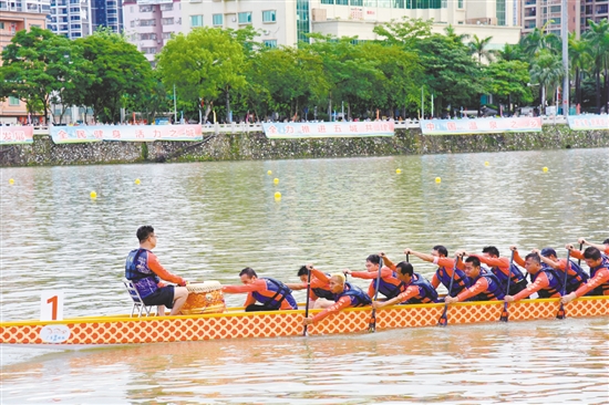 錦江河上，選手們奮勇爭先。