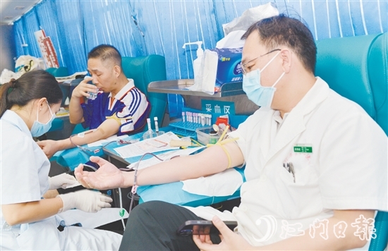 市民參與無償獻(xiàn)血，以汩汩熱血傳遞人間溫情。