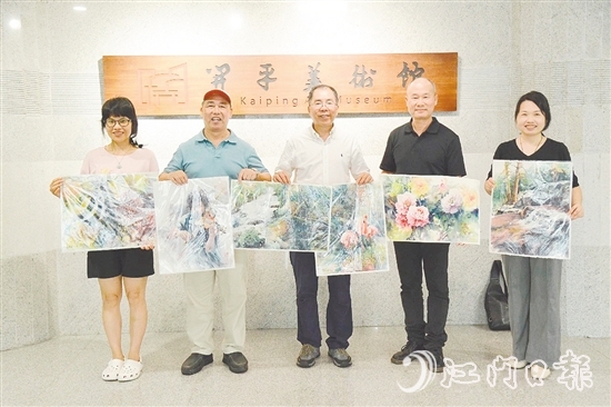 甄練權(quán)（中）將水彩作品無償贈(zèng)予開平市美術(shù)館。