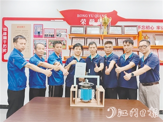 獲得國家實用新型專利的一種加捻機使用電機的拆卸裝置，由銀都拉瑪?shù)囊痪€員工和技術(shù)骨干等共同完成。