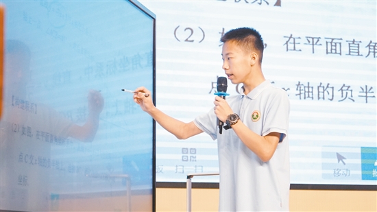 學(xué)生走上講臺，講解題目。