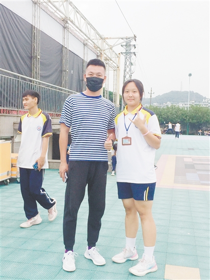 盧穎芝減重前后對(duì)比。