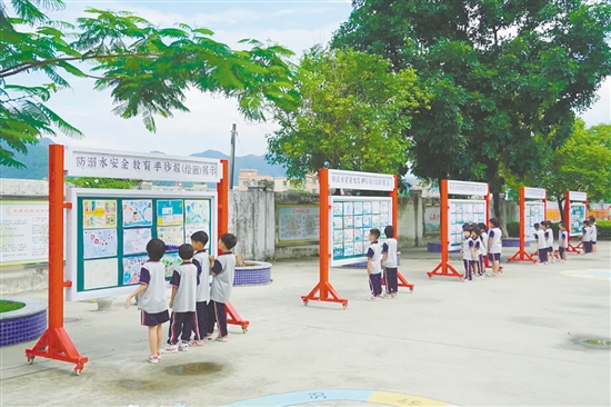 水口鎮(zhèn)沙岡小學(xué)通過手抄報比賽、宣傳欄等方式，開展防溺水安全教育活動。