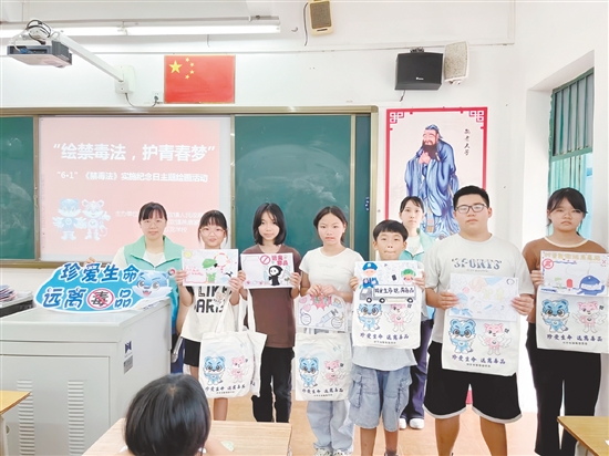 赤坎鎮(zhèn)平安法治辦聯(lián)合明德社工走進(jìn)赤坎鎮(zhèn)五龍學(xué)校，開展“6.1”《中華人民共和國禁毒法》實(shí)施紀(jì)念日主題繪畫活動。