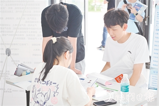 招聘現(xiàn)場，不少學(xué)生向新會(huì)企業(yè)了解崗位信息。