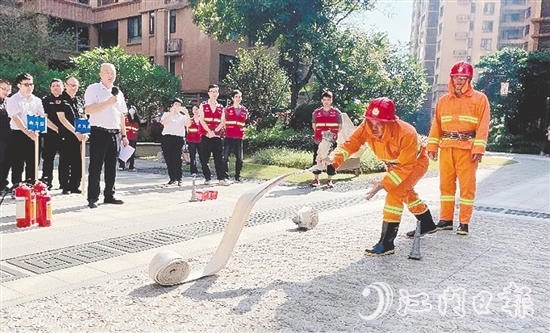 ▲會(huì)城應(yīng)急管理辦指導(dǎo)轄區(qū)各村（社區(qū)）、有關(guān)部門單位和各企業(yè)開展應(yīng)急演練活動(dòng)。