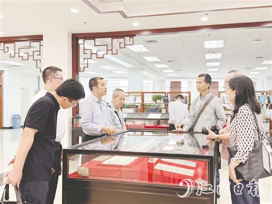 臺山有關(guān)代表參觀暨南大學(xué)圖書館六樓的世界華僑華人文獻(xiàn)館。