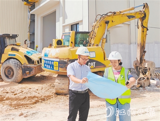 作為“黨員示范崗”黨員，黃嘉仲（左）在糧食綠色倉(cāng)儲(chǔ)項(xiàng)目現(xiàn)場(chǎng)堅(jiān)守多個(gè)日夜。