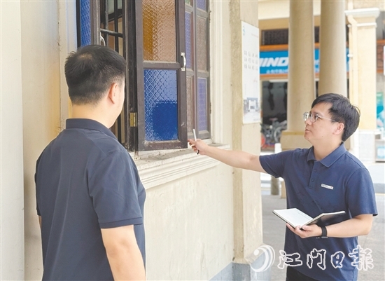 劉嘉鴻（右）積極投入到公司的重點(diǎn)工作僑建筑測(cè)繪中。