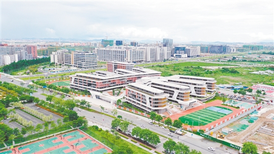 江海區(qū)景賢實驗學(xué)校建筑融入“諾亞方舟”“星空之眼”等元素，科技感十足。