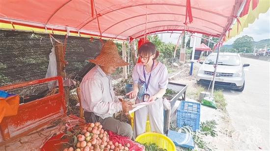 農(nóng)業(yè)科技特派員（輕騎兵）團(tuán)隊(duì)向果農(nóng)宣傳有關(guān)法規(guī)。