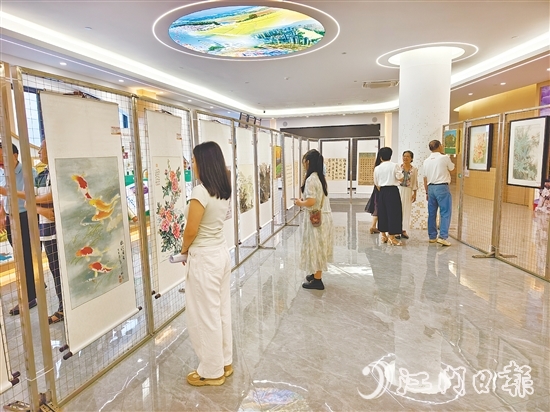 展出作品描繪了恩平市實施“百千萬工程”帶來的變化和嶄新面貌。