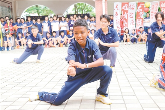 五邑碧桂園中英文學(xué)校的學(xué)弟學(xué)妹自編“中考加油武術(shù)操”，為學(xué)長(zhǎng)學(xué)姐加油。
