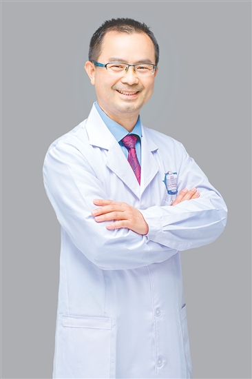 人物檔案：李國泉，皮膚科主任，主任醫(yī)師，從業(yè)31年，黨齡30年。