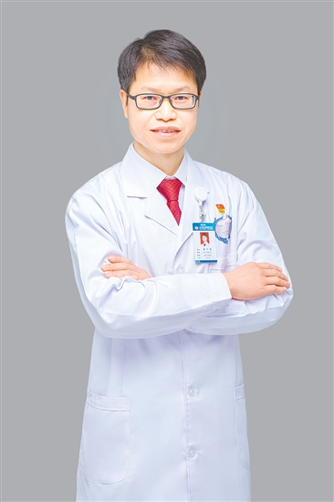 人物檔案：潘月帆，骨科（二區(qū)）主任，從業(yè)20年，黨齡21年。