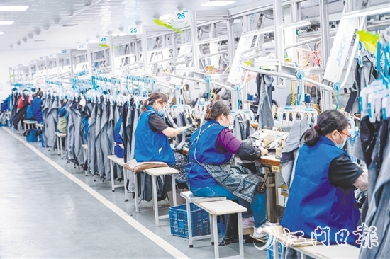 為應(yīng)對(duì)市場(chǎng)環(huán)境變化，紅日制衣在技術(shù)研發(fā)、管理模式、人員結(jié)構(gòu)等方面持續(xù)加大投入，以此推動(dòng)企業(yè)實(shí)現(xiàn)轉(zhuǎn)型。