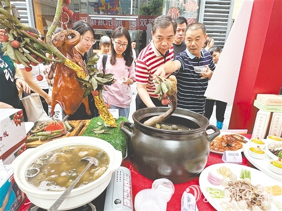 活動現(xiàn)場，以“馬岡鵝×廣東荔枝”為核心的創(chuàng)新菜式成為焦點，成功撩動無數(shù)食客的味蕾。