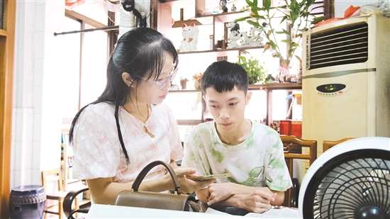 老師輔導(dǎo)盧梓俊填報(bào)志愿。