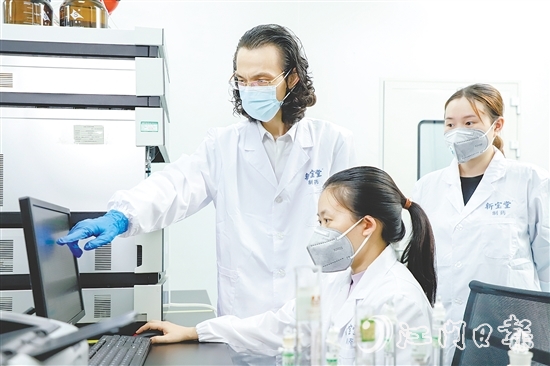 新寶堂將新會柑肉“變廢為寶”，利用生物發(fā)酵技術(shù)轉(zhuǎn)化為陳皮酵素。