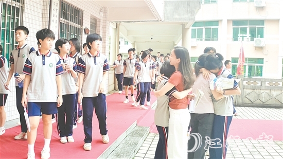 考試結(jié)束，考生們與教師、同學(xué)擊掌、擁抱、合影。