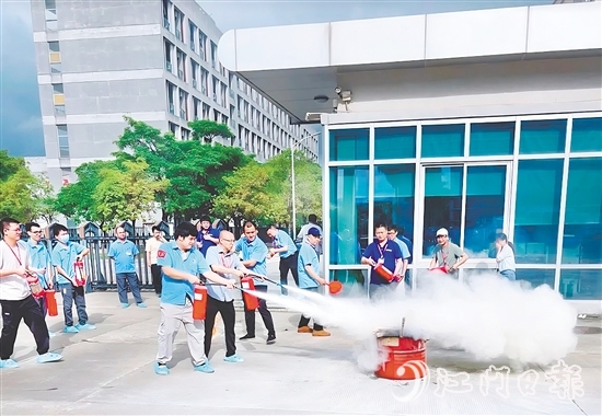 職工踴躍學(xué)習(xí)如何使用滅火器。