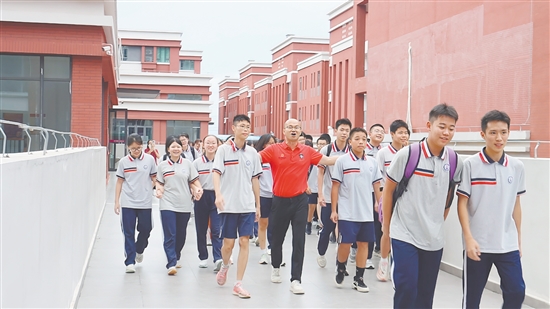 考試結(jié)束后，蓬江區(qū)紫茶中學(xué)師生唱響《海闊天空》。