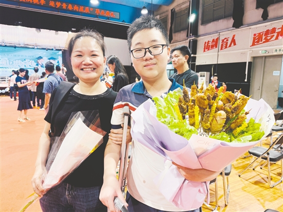 中考結(jié)束后，五邑碧桂園中英文學(xué)校家長(zhǎng)為“吃貨”兒子送上了特別的“燒烤花”。