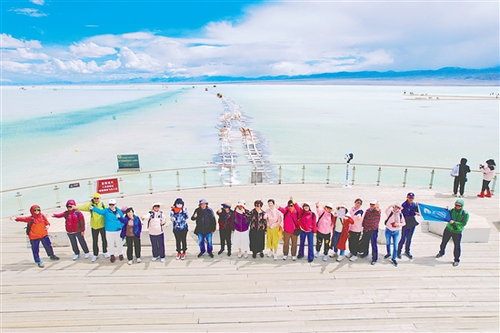 茶卡鹽湖航拍。