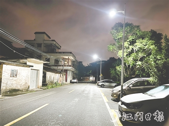 如今的河山村進村路兩旁路燈明亮，村民夜間出行更安心。
