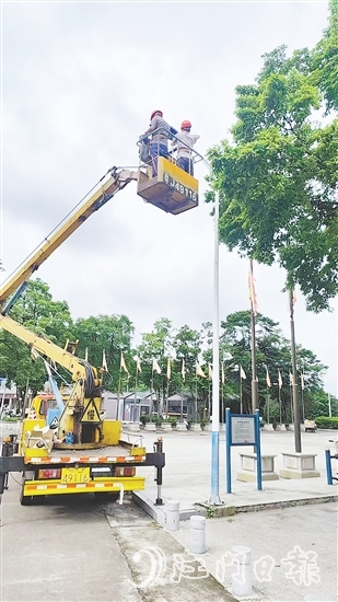 施工人員對道路兩旁路燈進行維修、更換。