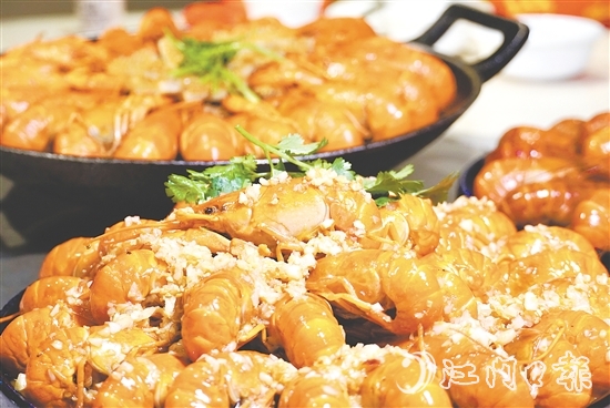 藍龍蝦肉質(zhì)豐腴鮮甜，烹飪方式多種多樣。