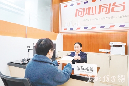 譚嘉琪經(jīng)常向群眾普及金融知識。