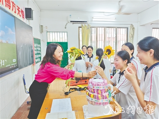 教師為同學(xué)們準(zhǔn)備了寓意“一舉奪魁”的向日葵。